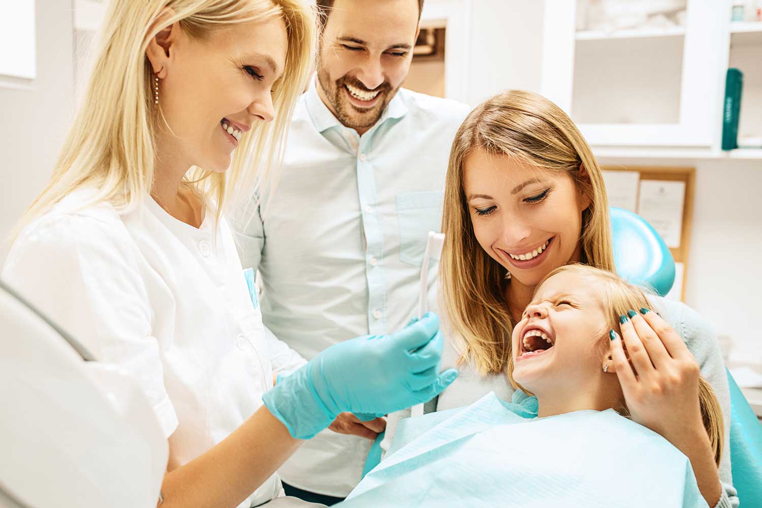 Niña en el dentista