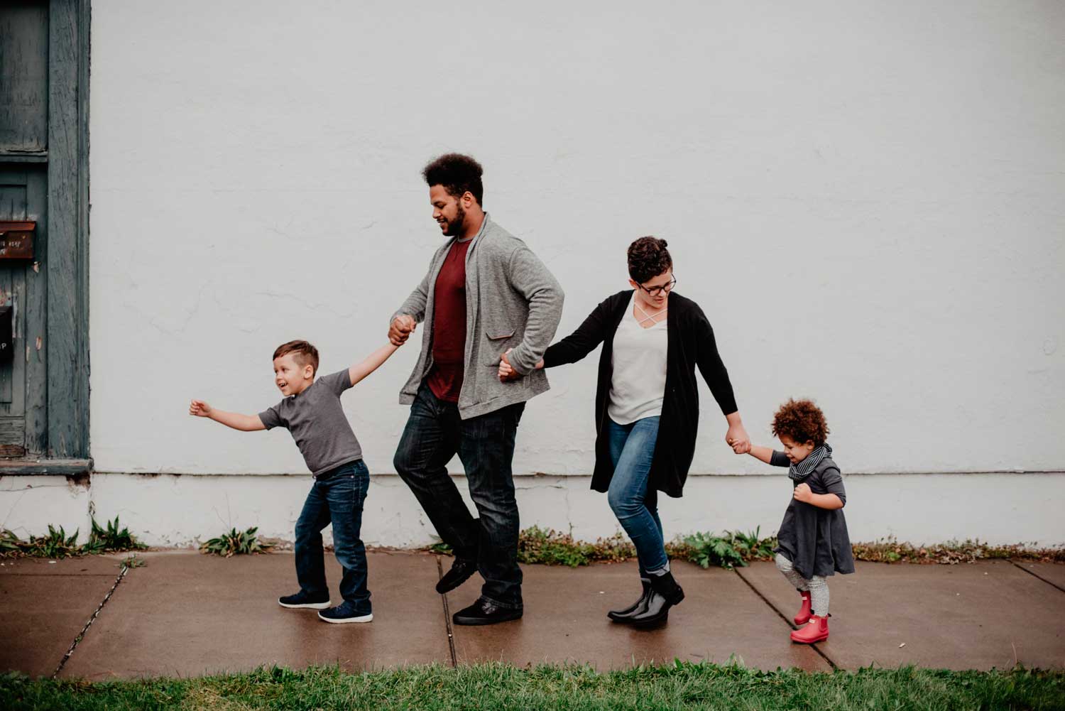 Familia caminando feliz tomados de las manos